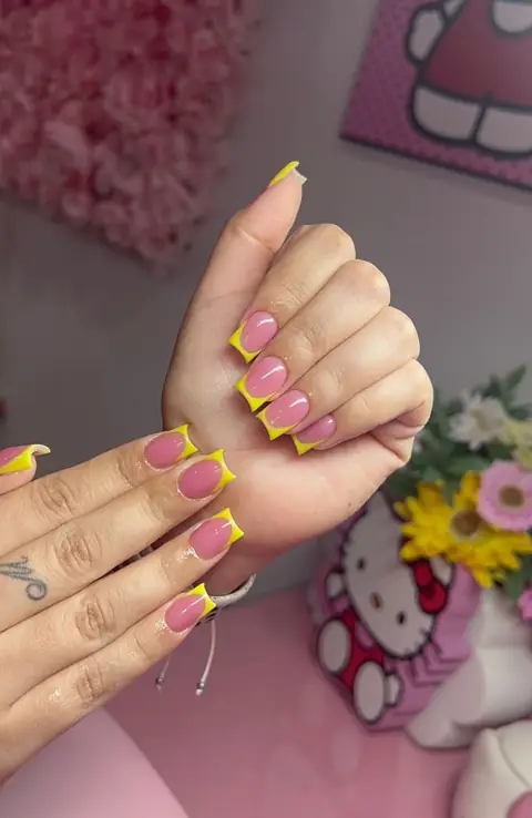 Diseño rosado con amarillo