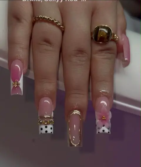 Diseño rosado con dorado y detalles blancos y negros